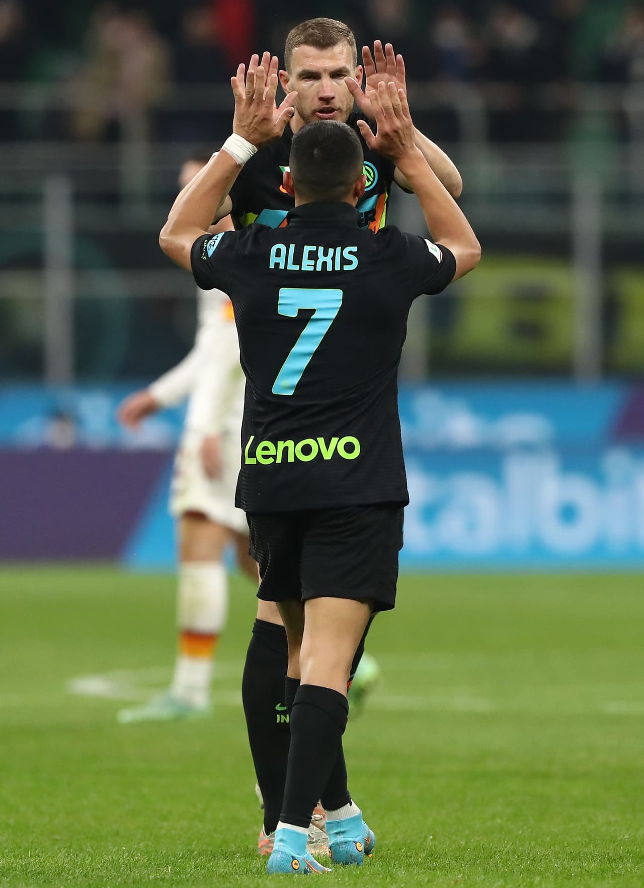 La delantera del Inter carbura y con los goles de Edin Dzeko y Alexis Sánchez, los Azzurris vencen 2-0 a la Roma y se meten en las semifinales de la Coppa Italia.