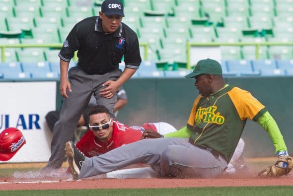 Cuba jugó a gran nivel, sin errores y dos jugadas destacadas de Gurriel en la segunda base, y conectó con cierta soltura al pitcheo rival, al despachar seis imparables. Pero una vez más cayó víctima de las imprecisiones de su pitcheo.