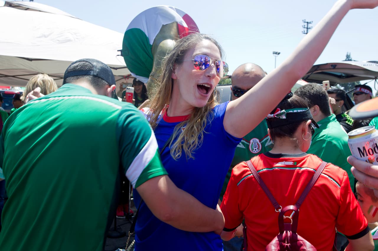 Con sombreros, maquillaje, máscaras y sobre todo, mucha actitud y mucha fiesta, la afición mexicana de Los Angeles apoyó de gran manera al TRI en su partido ante Croacia.