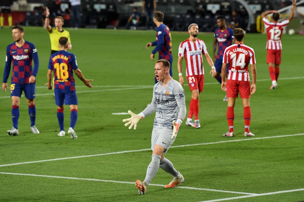 Mar André Ter Stegen explota con el abanderado, luego de que este se tardara de más en marcar un claro fuera de juego.
