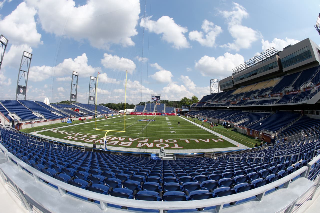 Este año serán los Baltimore Ravens y los Chicago Bears los que salgan al terreno del Tom Benson Stadium (antes Fawcett Stadium) en Canton, Ohio, muy cerca de Cleveland. Los Cuervos hacen su debut.