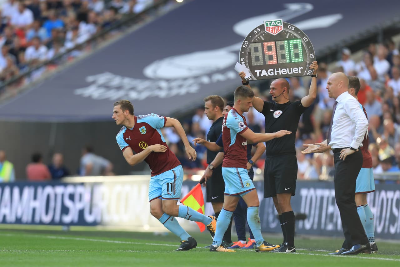 Después de la Copa Confederaciones el Burnley de la Premier League puso 20 millones de dólares para adquirirlo del Leeds.