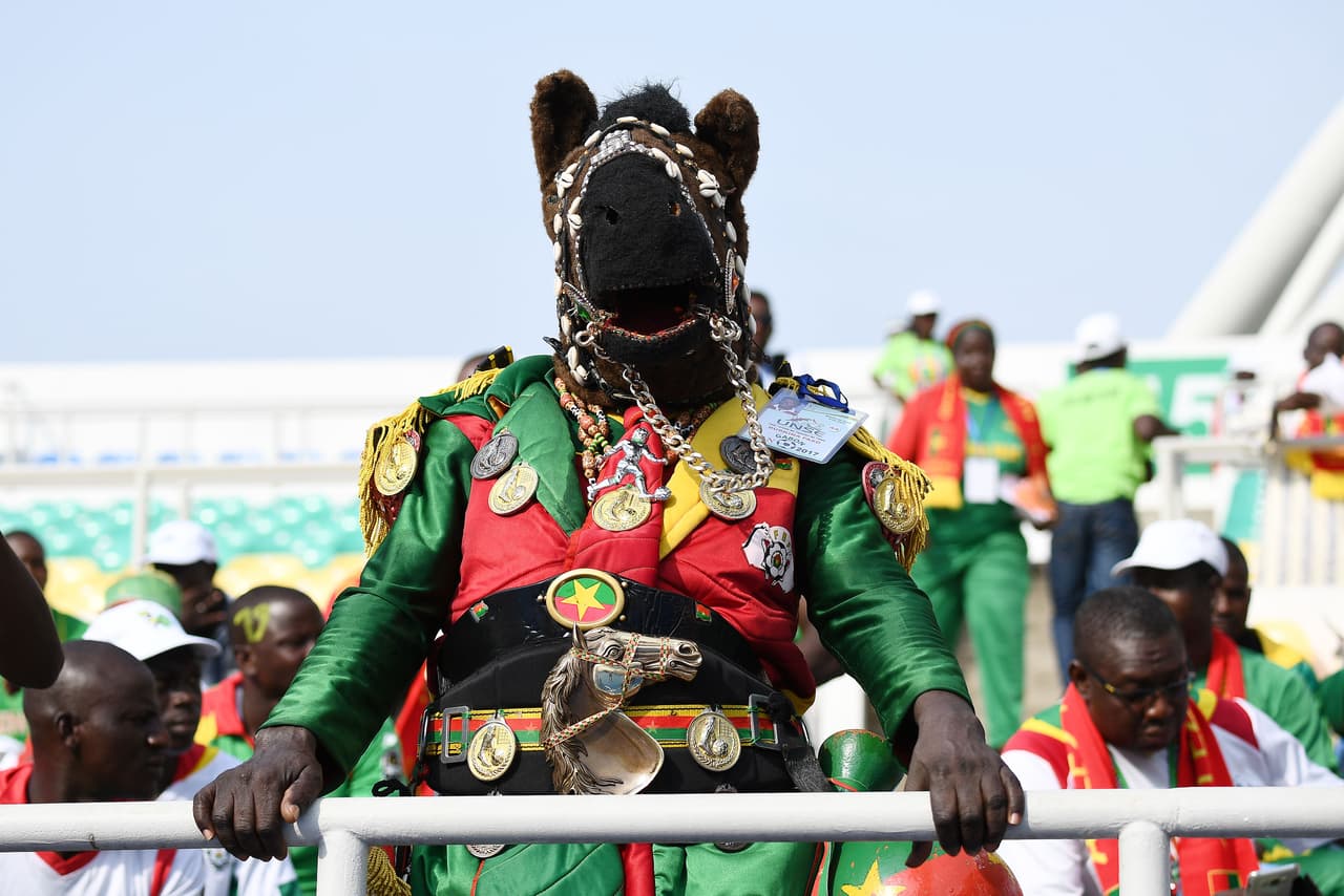 Los atuendos en las eliminatorias entre selecciones africanas suelen ser muy coloridos, evocando sus costumbres tribales.