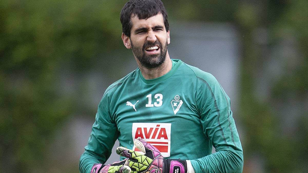<b>Asier Riesgo</b>
<br>Futbolista español, portero del Girona FC de la segunda divisón. Fue jugador de la Real Sociedad, Osazuna, Eibar y su actual club.