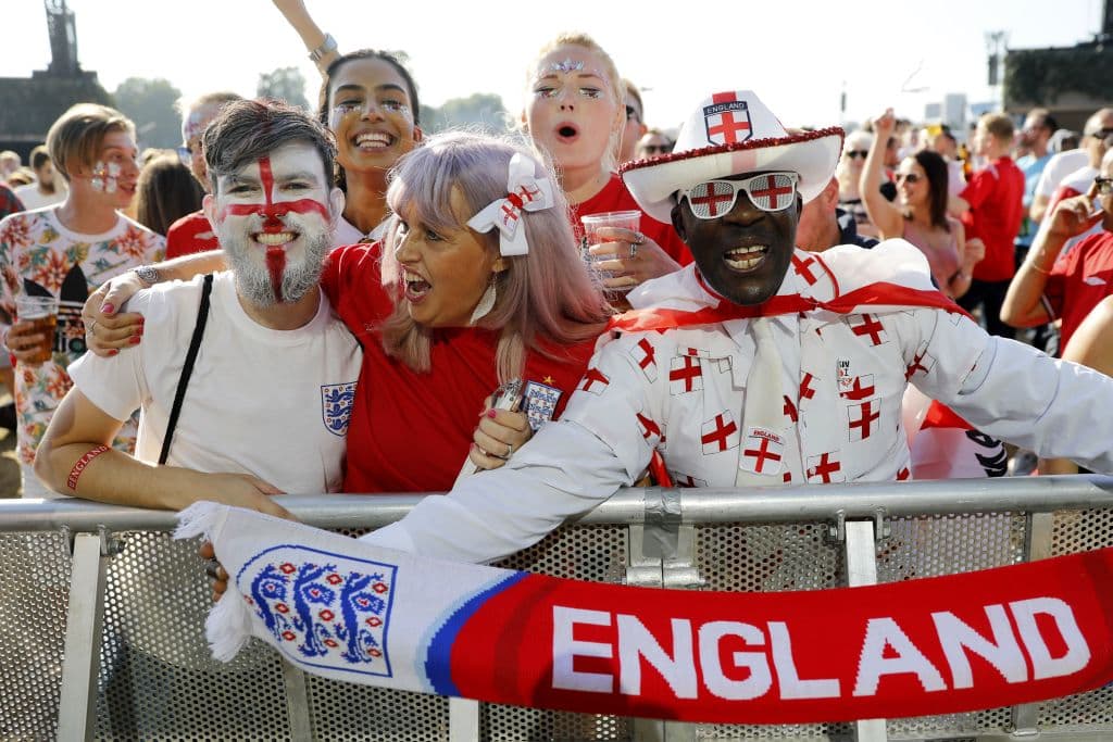 Los fanáticos de Croacia e Inglaterra ponen su colorido y alegría en medio de la definición del segundo finalista en la fiesta de las semifinales del Mundial de Rusia 2018.