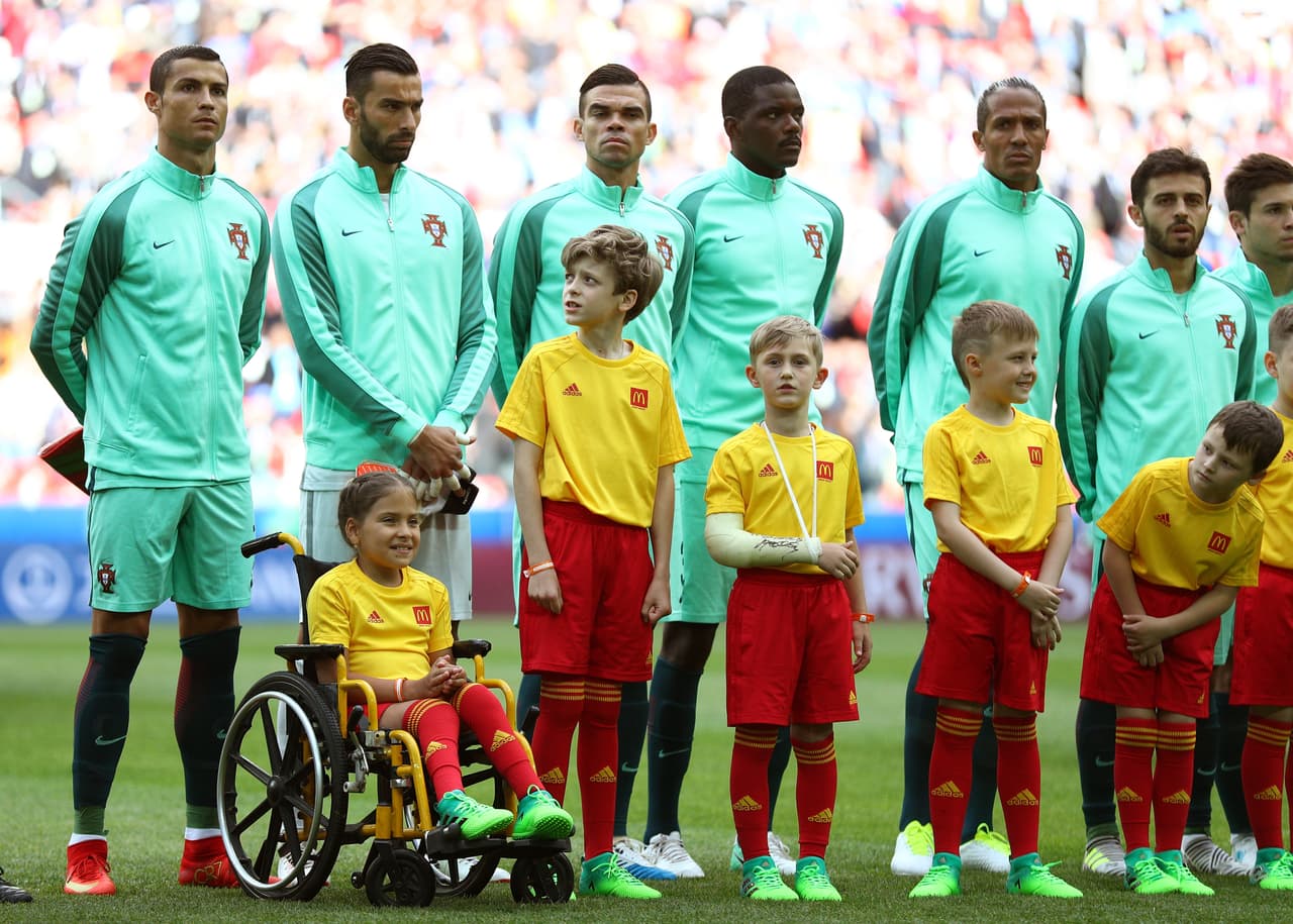 El show comenzó con la entrada de los equipos al terreno de juego y una muy especial, la de Cristiano Ronaldo junto a una pequeña en silla de ruedas.