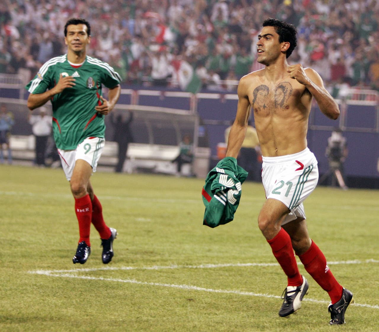 Su primer gol oficial con 'El Tri' llegó ante Cuba en la Copa Oro que México perdió ante Estados Unidos con un golazo de Benny Feilhaber en la final.