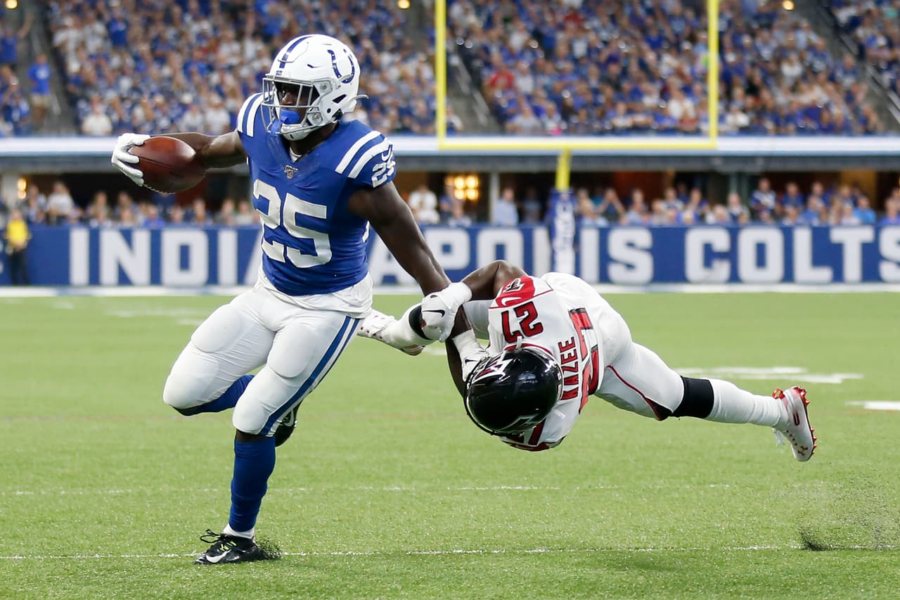 <b>Atlanta Falcons 24-27 Indianapolis Colts.</b> Marlon Mack corre evitando a la defensa de los Falcons para anotar en el último cuarto.
