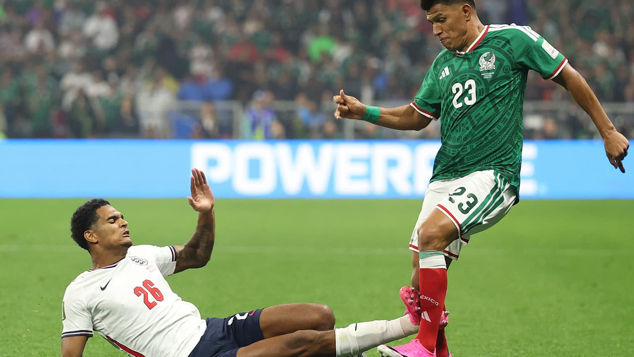 La entrada criminal de Jarell Quansah sobre Jesús Gallardo en el México vs. Inglaterra