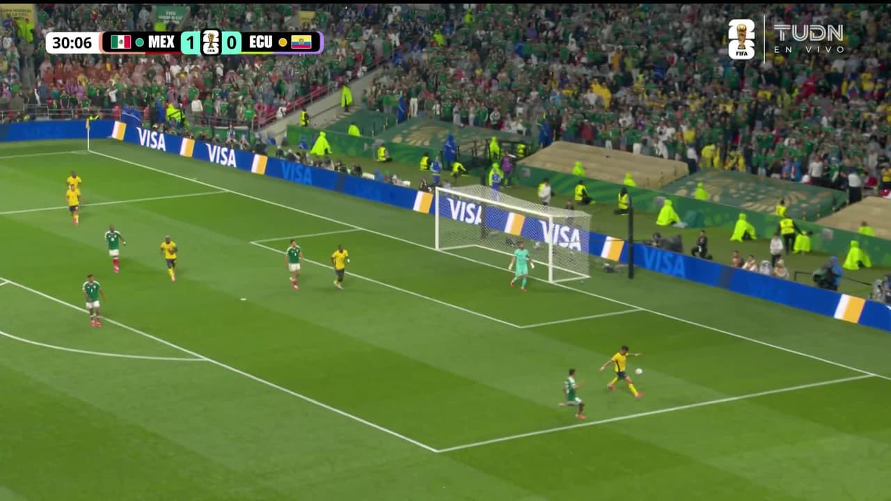 ¡GOL!  anota para México. Raúl Jiménez