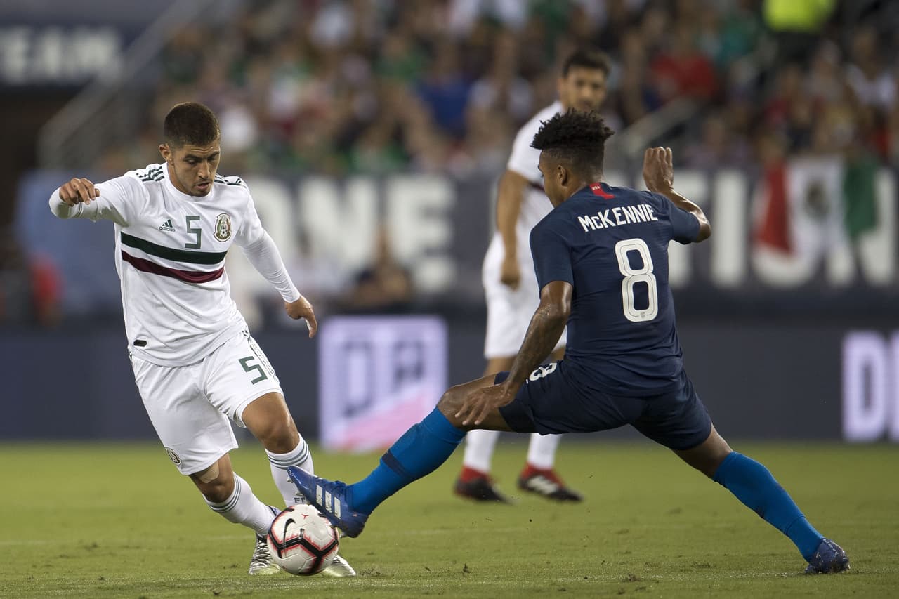Aquí otro de esos jóvenes, Víctor Guzmán (5) del Cruz Azul, tratando de superar en el mano a mano a Weston McKennie (8).
