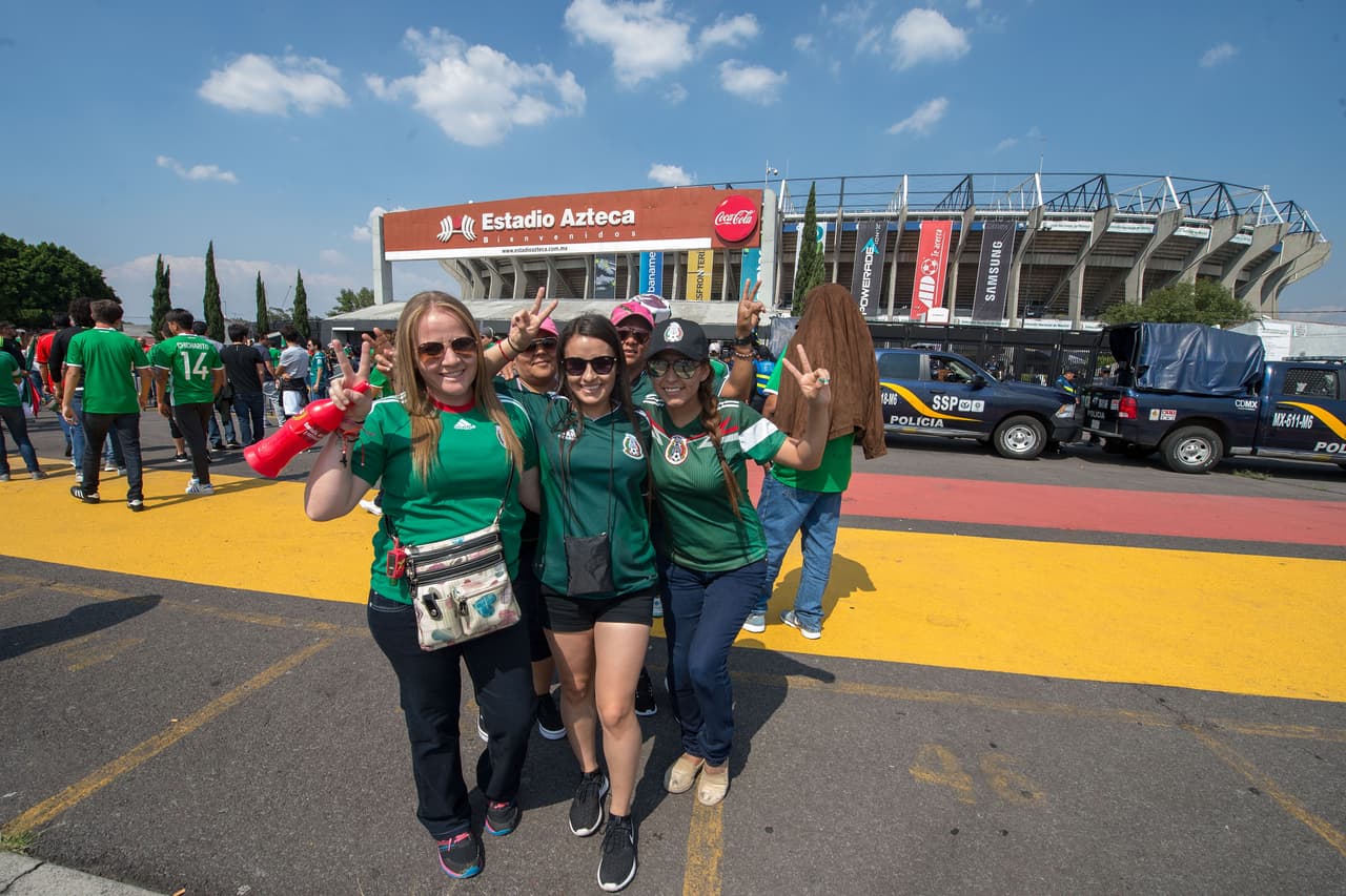 Las banderas, los atuendos típicos y el verde, blanco y rojo se hicieron presentes en el Estadio Azteca. Como siempre, la afición mexicana respondió para apoyar a la Selección.