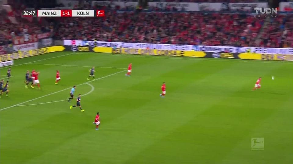 Florian Kainz despeja el balón y aleja el peligro