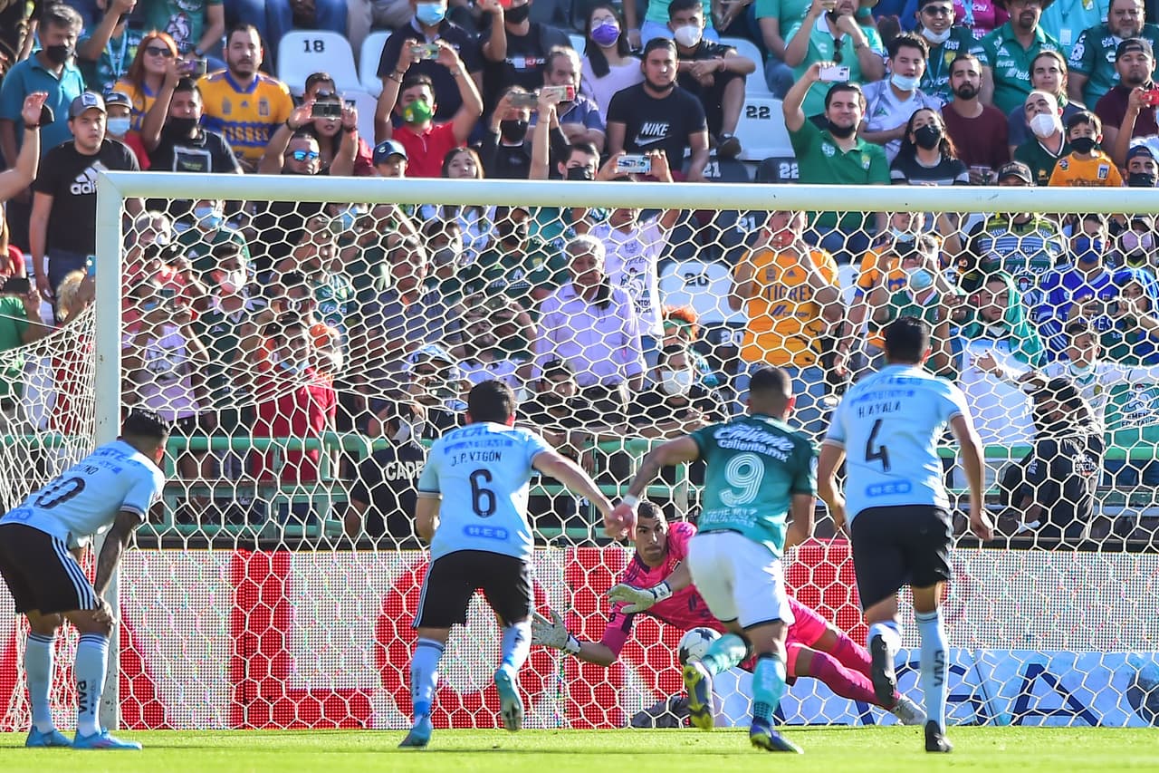 Lo que empieza mal, termina mal: Al 8', Ángel Mena fallaba un penal para abrir el marcador en casa y darle el empujón anímico que León necesitaba tras la goleada en Concachampions.