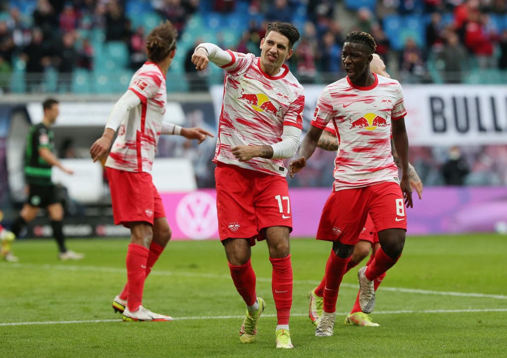 De la mano de Lewandowski, Bayen golea 4-0 al Hoffenheim, sin Erling Braut Halaand, Borussia Dortmund logra vencer 1-3 al Arminia Bielefeld, Leipzig golea 4-1 al Greuther y Freiburg vence 0-2 en su visita al Wolfsburg.