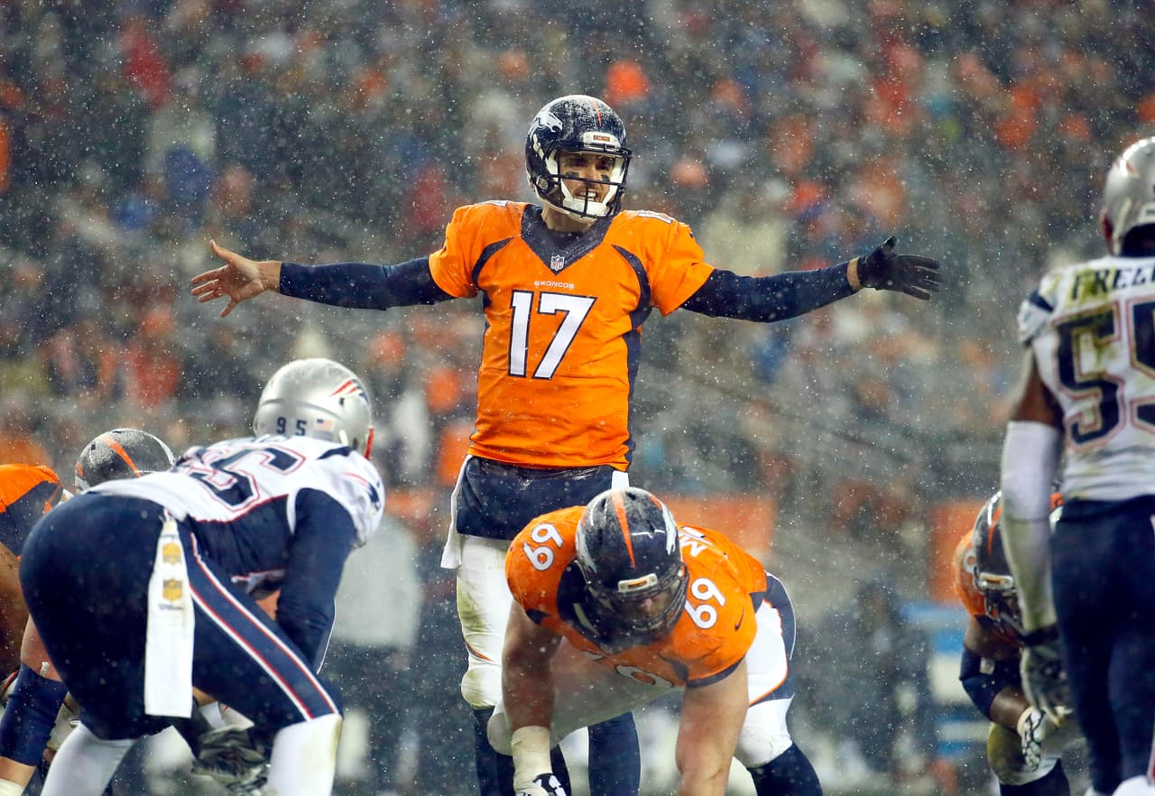 Brock Osweiler indirectamente y casi seguro que no fue su intención, ha provocado una polémica en torno al futuro de Peyton Manning. El joven suplente de los Denver Broncos ganó un partido de alta dimensión. Le quitó el invicto a los New England Patriots que tenían la ventaja en el último cuarto. ¿Qué pasará cuando Peyton Manning esté sano? ¿Terminará su carrera sentado en la banca?