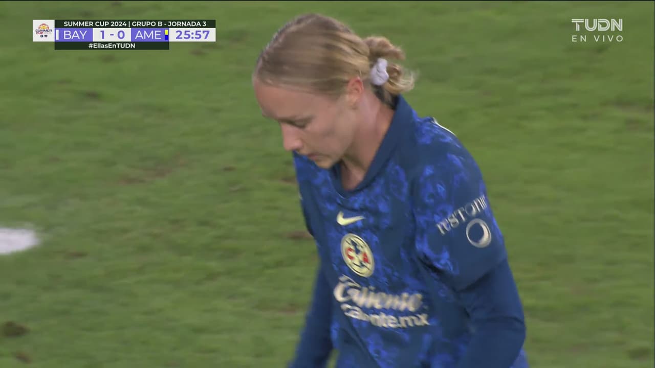 ¡Estaba más sola que el desierto! Pero Sarah no logra conectar el gol