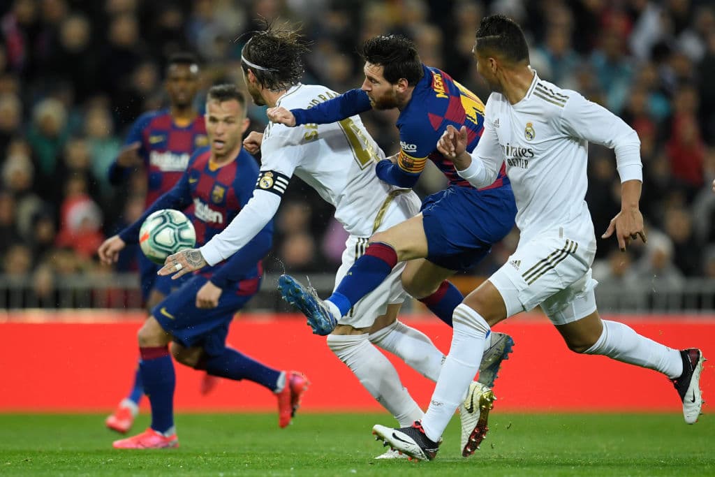 Isco cabeceó, no llegó del todo Ter Stegen, pero el central catalán la saca antes de que cruce la línea.