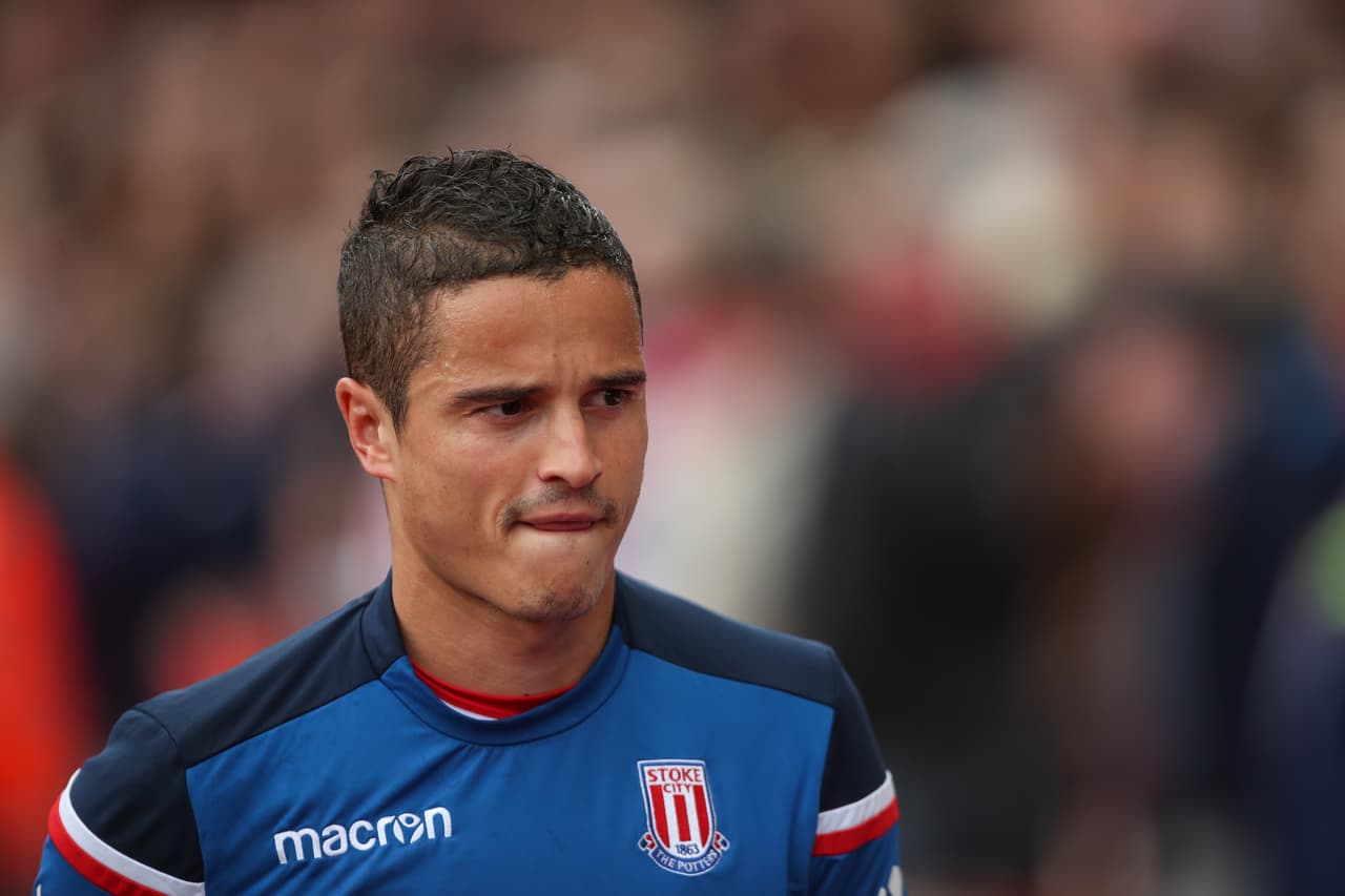 Ibrahim Afellay: quien fuese una de las estrellas emergentes de Holanda, incluso llegando al Barcelona, dejó el Stoke City y anda en busca de una nueva oportunidad.