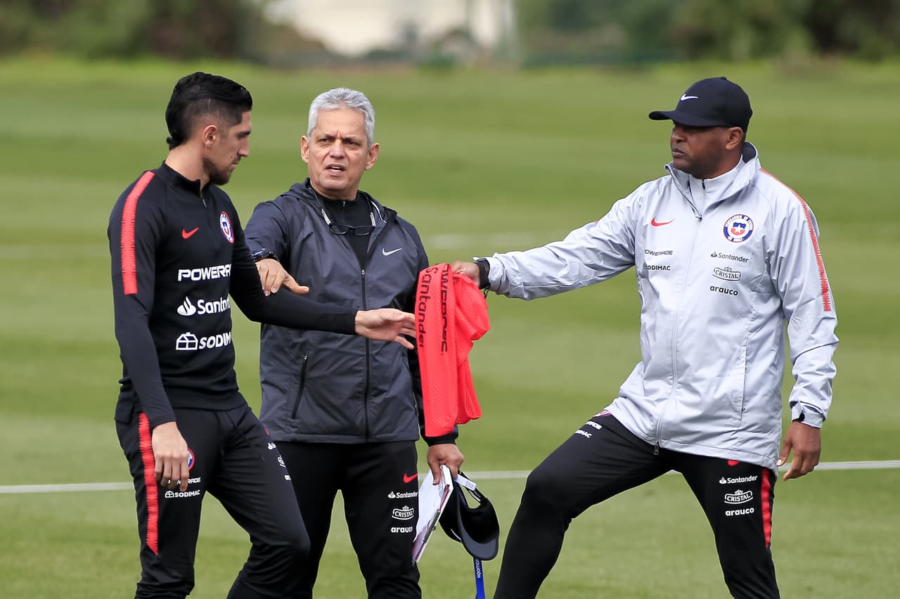 Chile, con Arturo Vidal a la cabeza y bajo la batuta del colombiano Reinaldo Rueda, prepara su choque contra México, al que espera volver a vencer ahora que está Gerardo Martino como técnico.
