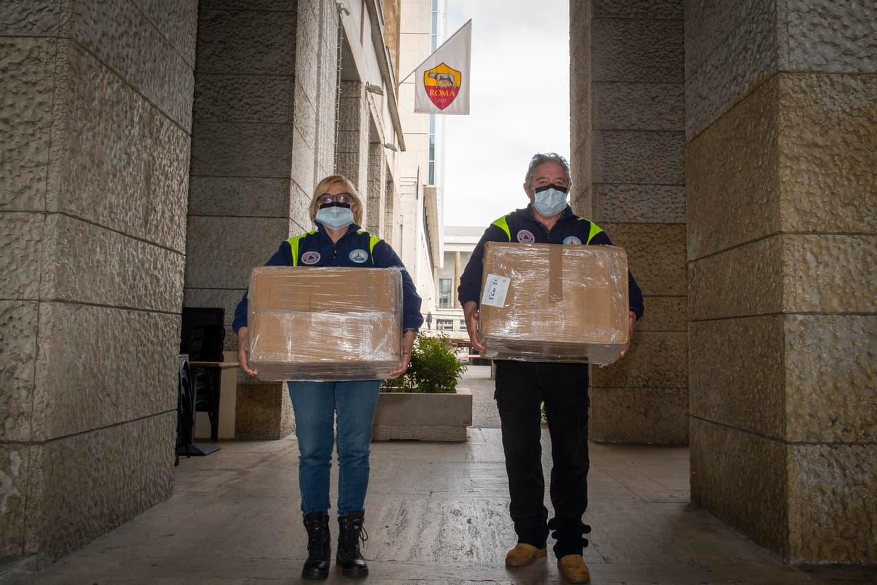 Pensando en su gente, la Roma comenzó a mandar algunos kits para socios del club, mayores de 75 años.