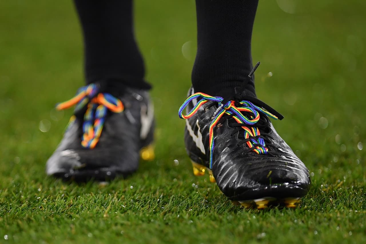 Por dos semanas, los partidos de la Premier League se llenarán de arcoíris para celebrar la campaña ‘Rainbow Laces’ como muestra de apoyo a la comunidad LGTB dentro y fuera del futbol, donde no haya discriminación y demostrar que el poder del futbol une a la gente.