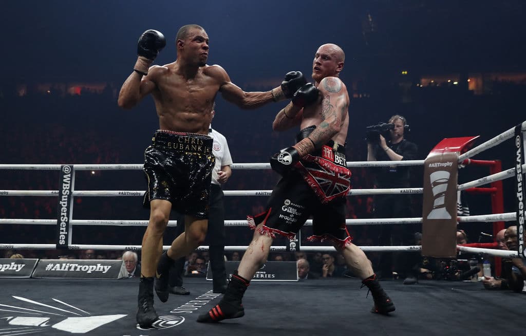 Chris Eubank Jr. y George Groves se enfrentaron en la semifinal de peso supermediano de la Super Serie Mundial de Boxeo en Manchester, Inglaterra. La pelea estuvo llena de momentos emocionantes pero poca calidad boxística.