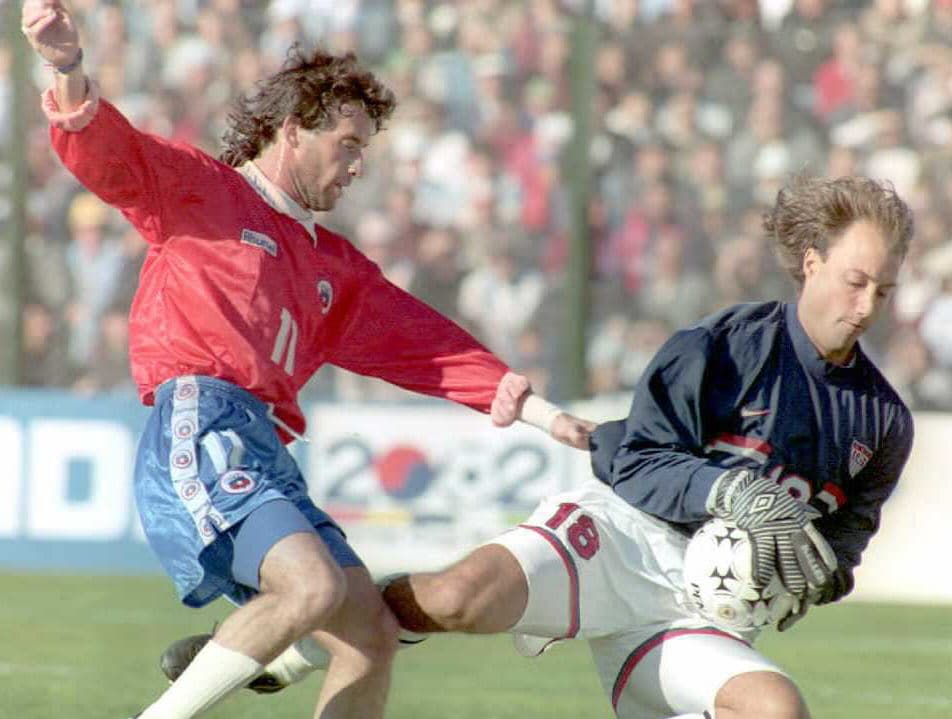 El chileno Ivo Basay, quien jugara en Necaxa, tuvo que retirarse con 33 años producto de una lesión de rodilla cuando jugaba en Colo Colo.