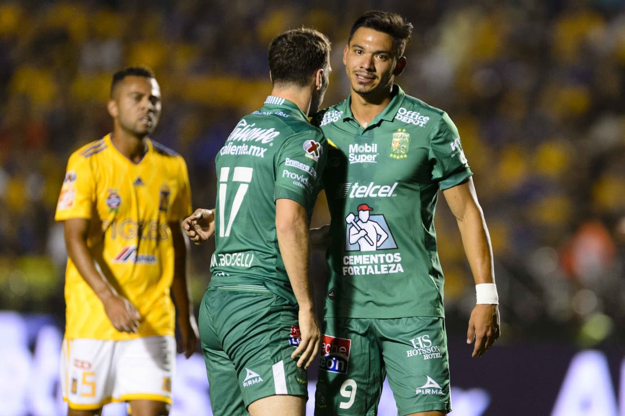 El delantero argentino Mauro Boselli (centro) discute con su compañero, el paraguayo Walter González (derecha) del Club León.