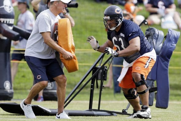 Roberto Garza ayudó de manera potencial a que su mariscal de campo, Jay Cutler, comandara a los Osos a la victoria ante los Minnesota Vikings 21-13. La línea ofensiva no permitió ninguna captura del QB y abrió los huecos para que Chicago corriera 138 yardas. Mira sus mejores imágenes. (AP-NFL)