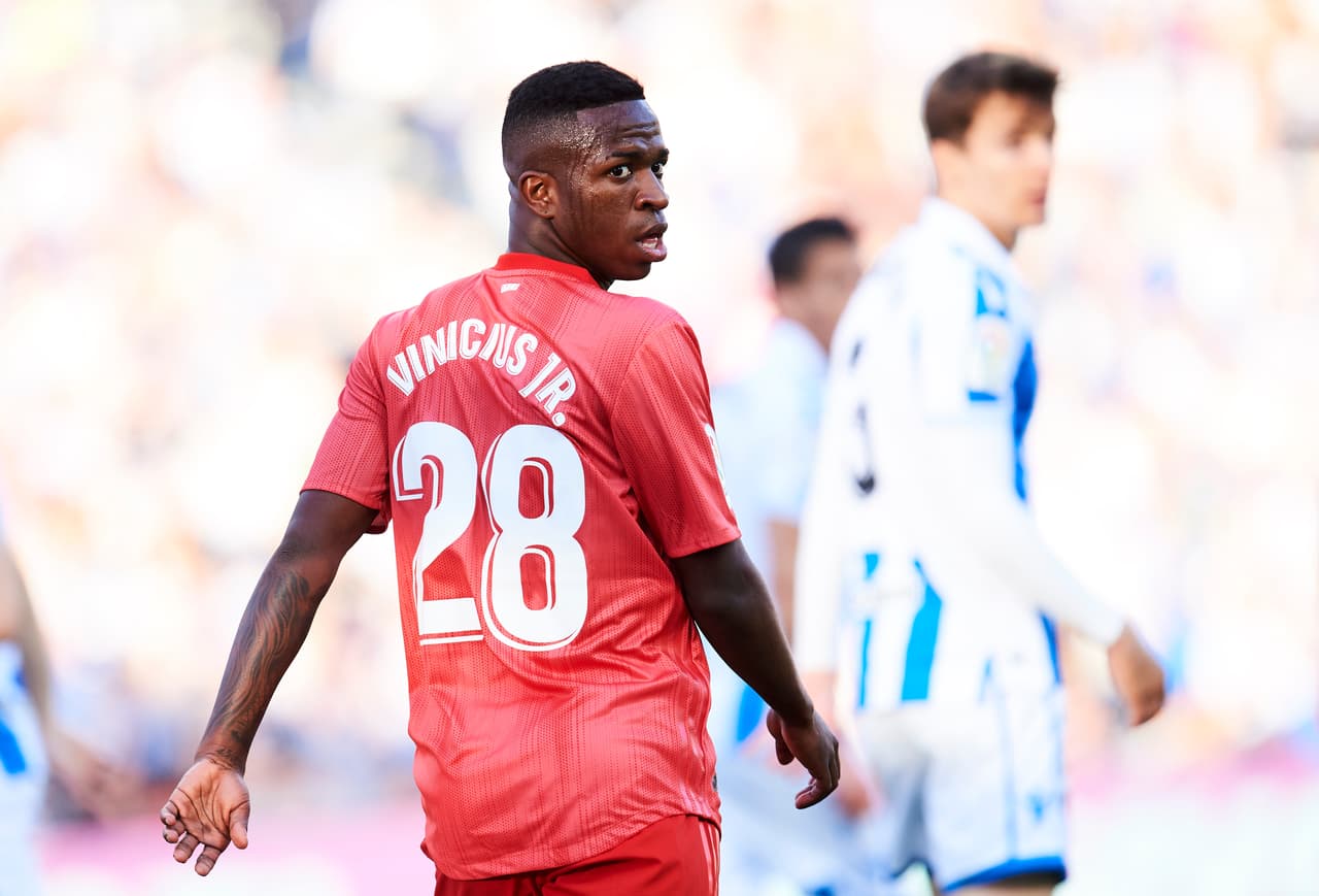 Vinícius entraría en la ecuación como segunda punta acompañando a Karim como ya se vió con Solari la campaña pasada. En el 4-3-3 entraría como extremo.