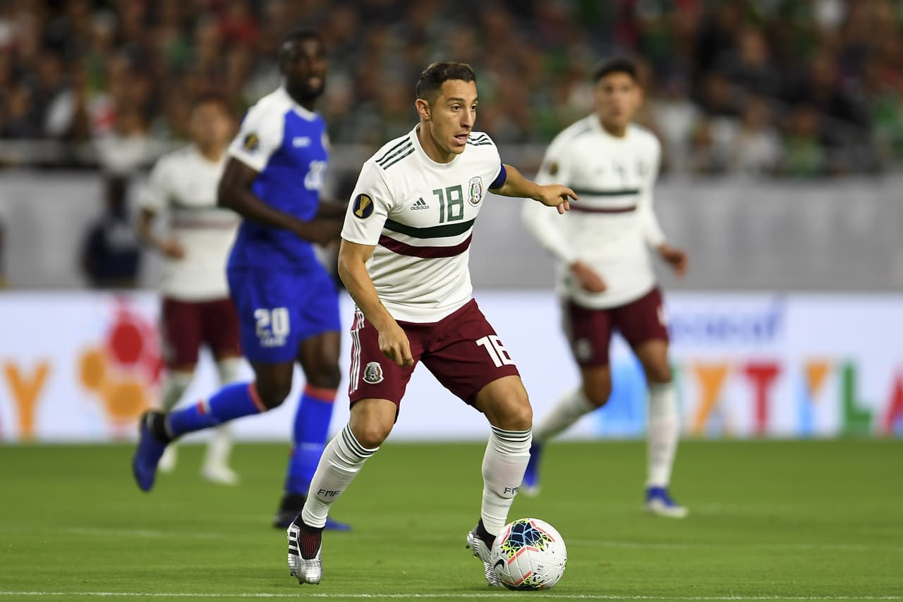 Guardado, capitán del Tri, muy activo en la primera mitad del partido, intentando enlazar el mediocampo con el ataque.