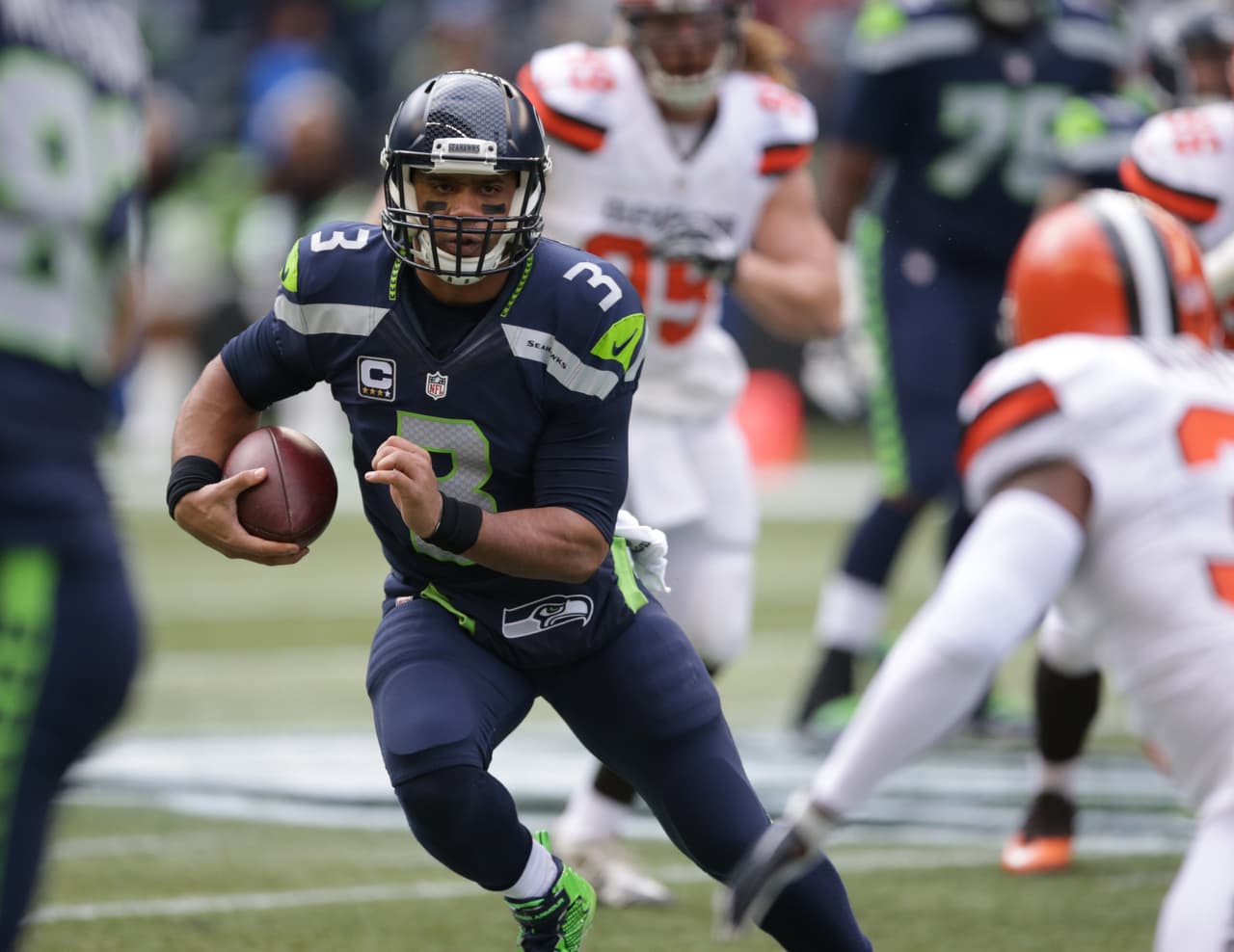6. RUSSELL WILSON - Los Seahawks están en la postemporada por cuarto año consecutivos. Ligaron 5 victorias, durante las cuales Wilson lleva 19 pases de touchdown con cero intercepciones. Contra Cleveland tuvo 3 de anotación.