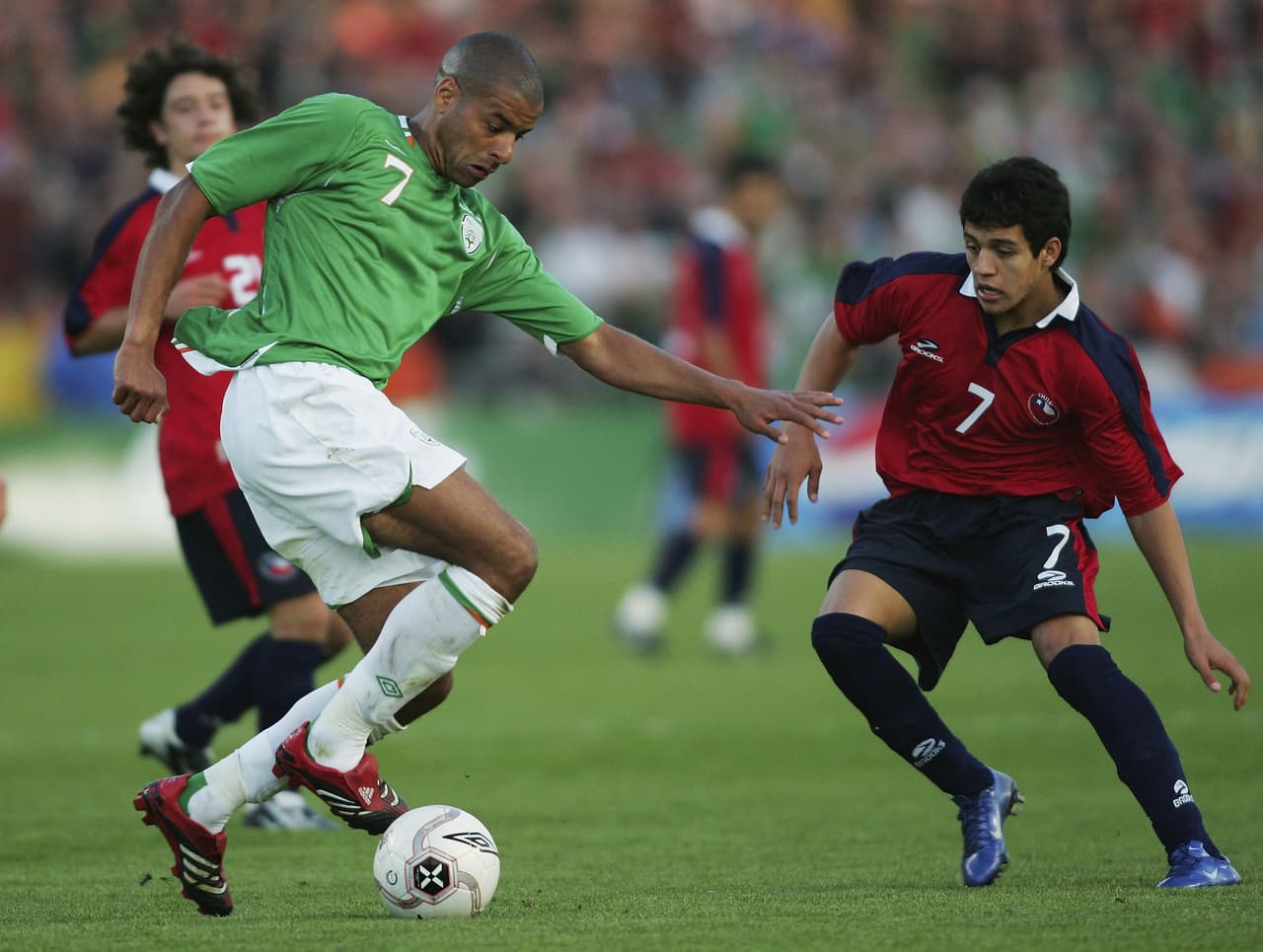Debutó con 17 años en el Cobreloa de Chile en 2005 y un año después hizo su debut en La Roja mayor.