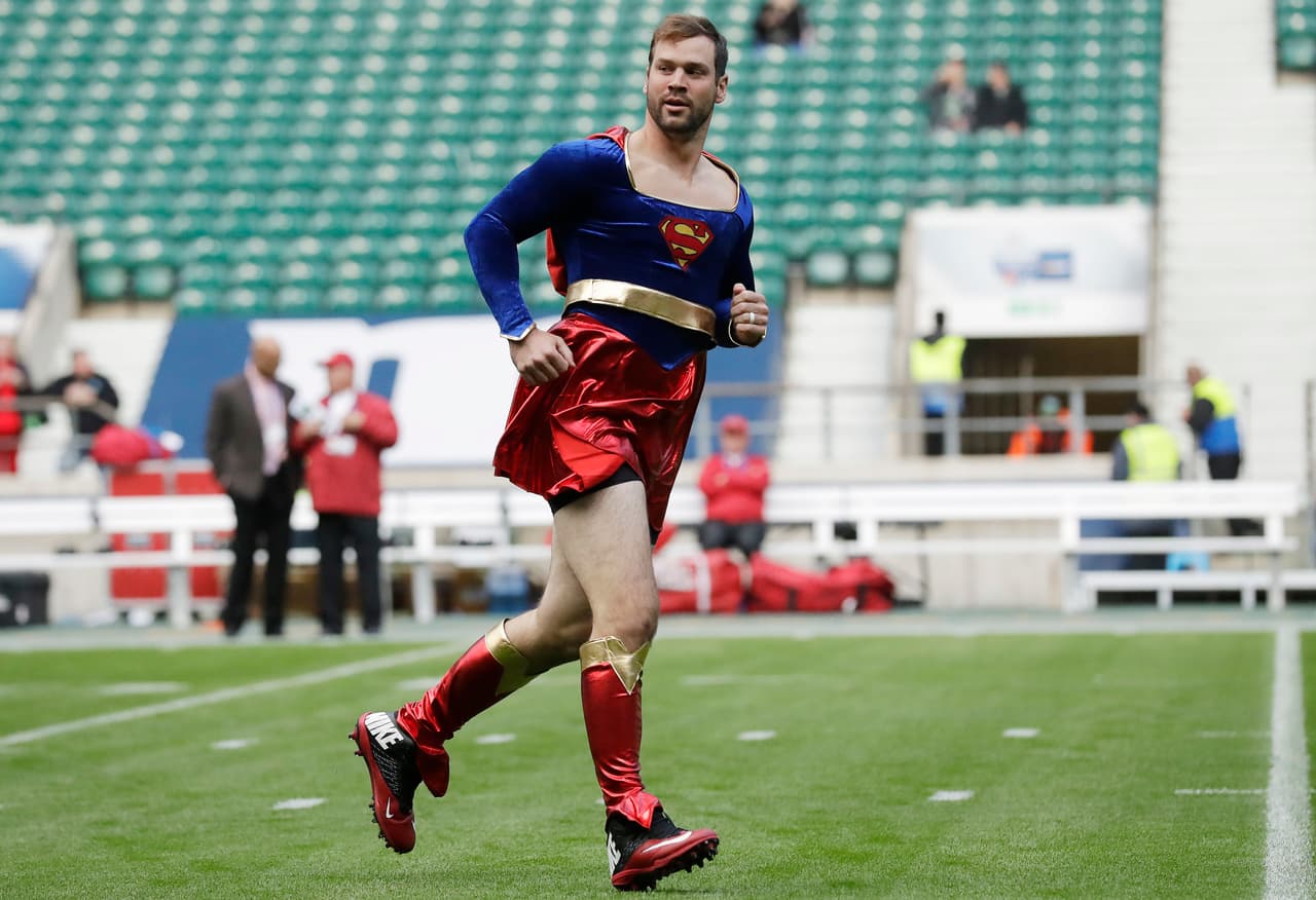 El backup de Arizona tuvo que pagar una apuesta entre quarterbacks y salir a calentar vestido así a la cancha del Twickenham Stadium previo al choque entre Cardinals y Rams en Londres. No es la primera vez que Stanton divierte en el warm up de los Cards.