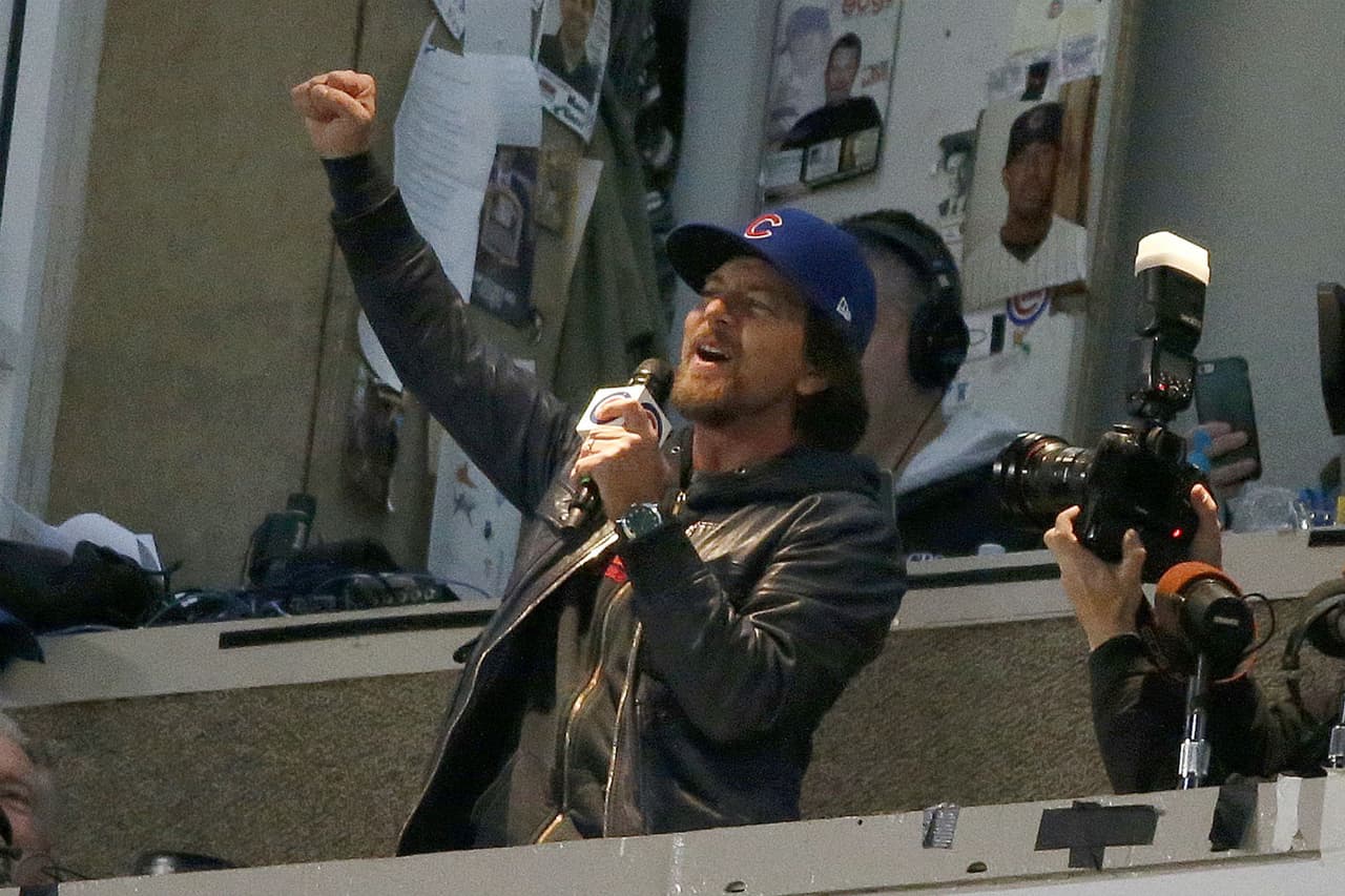 Eddie Vedder canta 'a dueto' el 'Take Me Out to the Ball Game'
