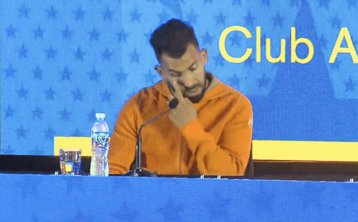 Carlos Tévez no contiene el llanto en su adiós a Boca Juniors