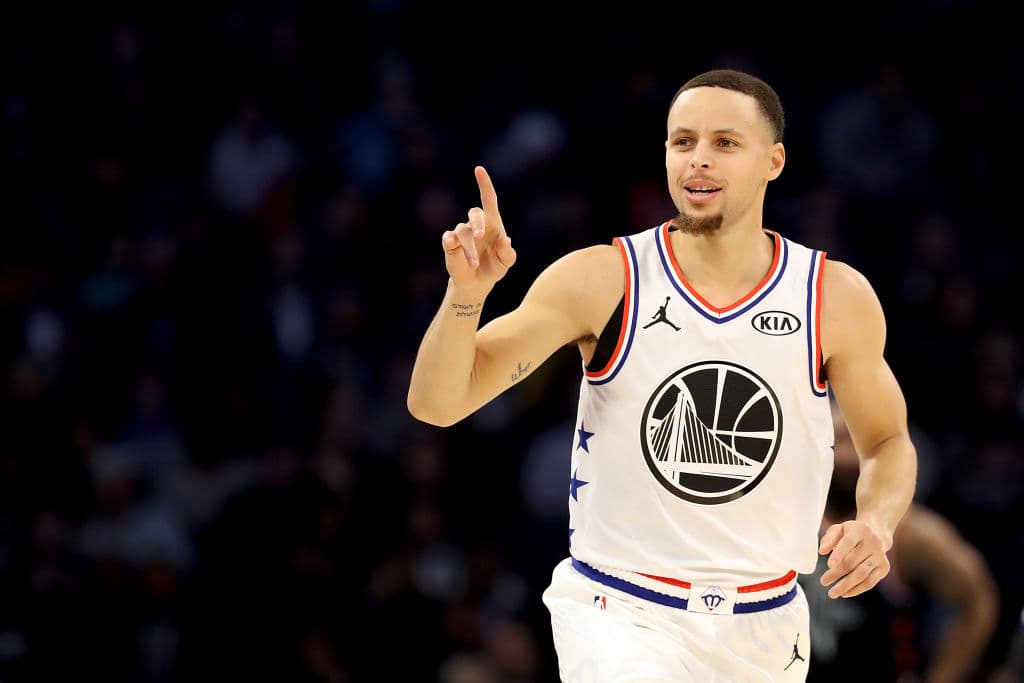 Stephen Curry acabó con 17 tantos pero no tuvo una de sus mejores noches al encestar apenas seis de 23 intentos. Al final hizo una clavada en reversa que sorprendió a todos.