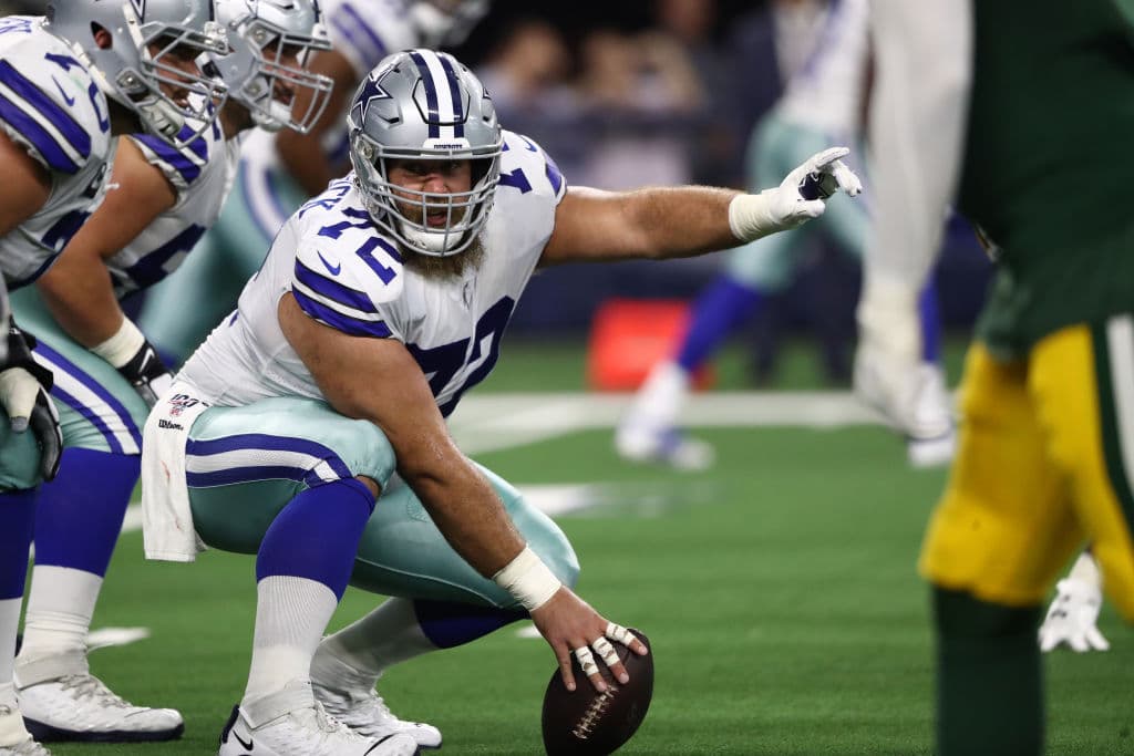 De centro está Travis Frederick de Dallas Cowboys.