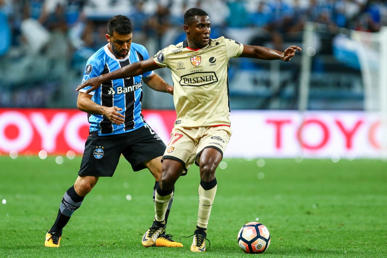 PORTO ALEGRE, BRAZIL - November 1: Edilson of Gremio battles for the ball against Marcos Caicedo of Barcelona de Guayaquil during Gremio v Barcelona de Guayaquil match, part of Copa Bridgestone Libertadores 2017 Semi-Finals, at Arena do Gremio on November 1, 2017, in Porto Alegre, Brazil. (Photo by Lucas Uebel/Getty Images)
