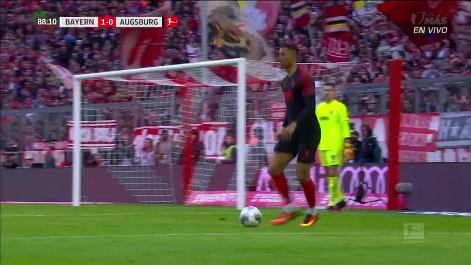 Tiro desviado de Thomas Müller