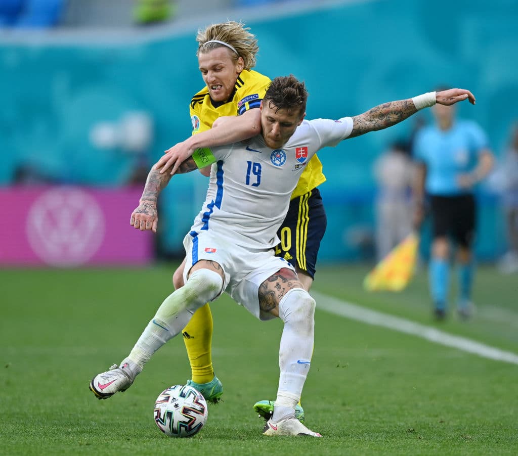 El solitario gol de Emil Forsberg desde los once pasos le da la victoria 1-0 a Suecia sobre Eslovaquia y los suecos comienzan a pensar en la fase eliminatoria.