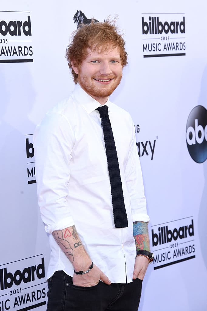 Sheeran reveló que solía cenar alitas y dos botellas de vino diarias, pero al eliminar el alcohol de su vida, logró hacer un cambio radical.