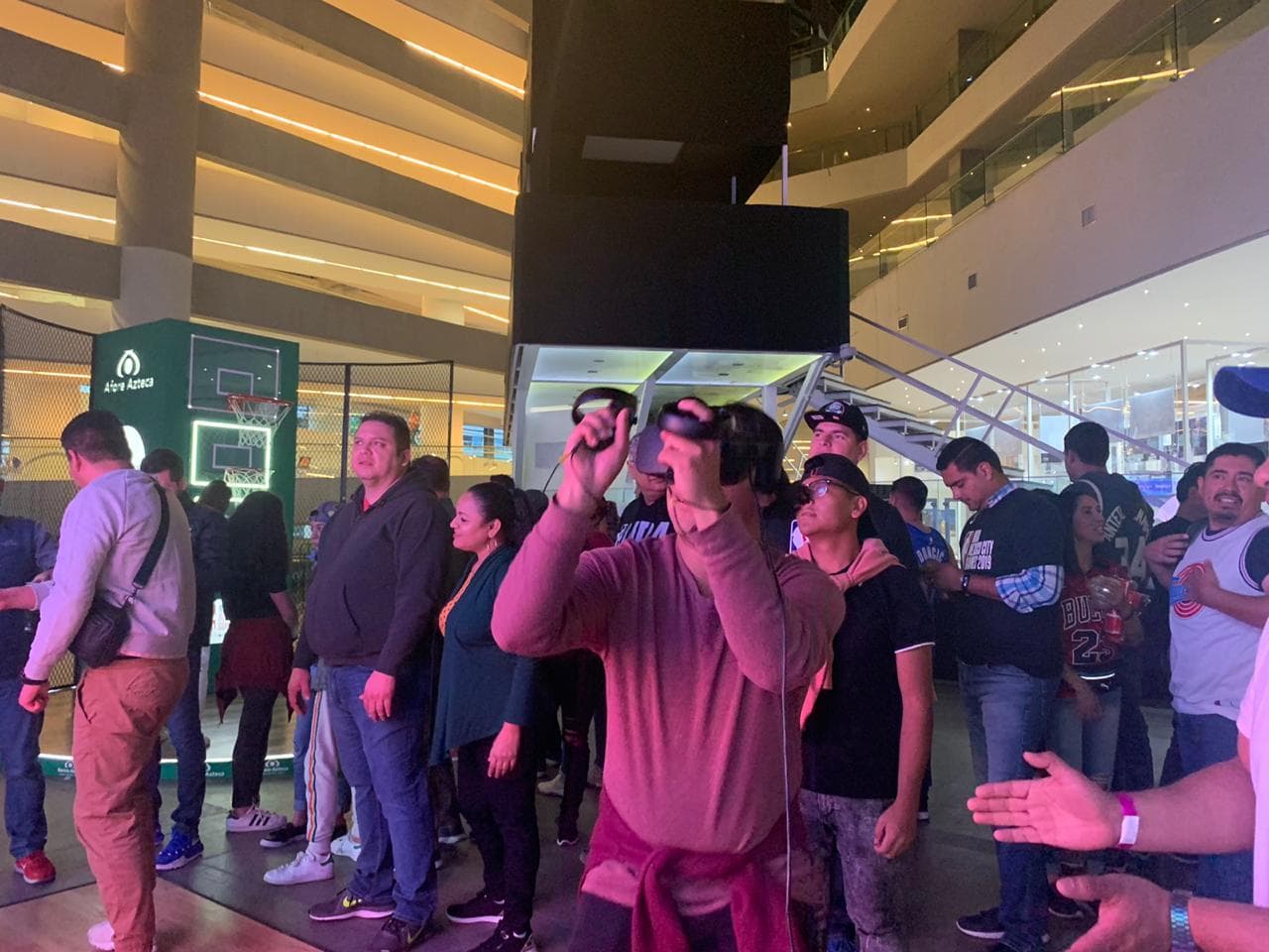 Con diversas actividades dentro de la Arena México, la afición ya calienta para el juego entre Pistons y Mavericks.