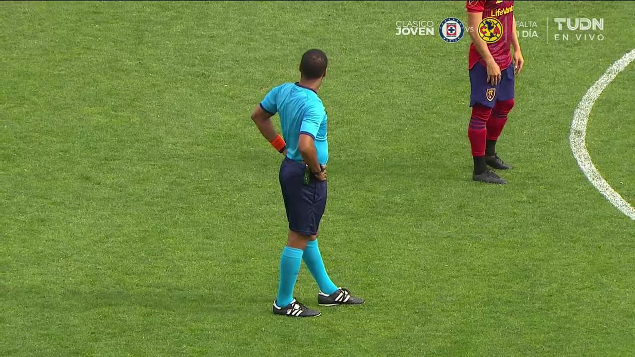 Arranca el partido y la pelota está en juego.