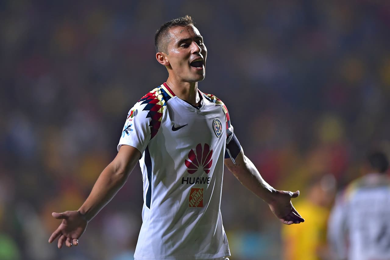 Paul Aguilar cometió un penal muy infantil metiéndole la mano a la bola.