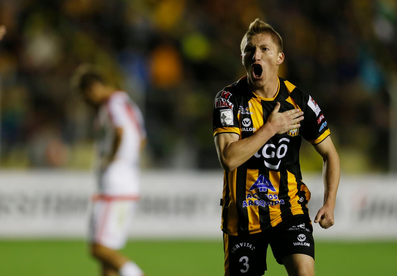 Alejandro Chumacero, de The Strongest de Bolivia, festeja su gol ante el River Plate de Argentina, el miércoles 16 de marzo de 2016, en La Paz (AP Foto/Juan Karita)