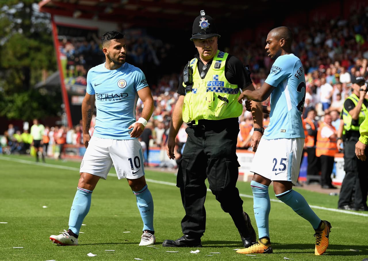 En un informe redactado por la policía tras el encuentro se indica que, justo en ese momento, Agüero agredió a uno de los vigilantes de seguridad.