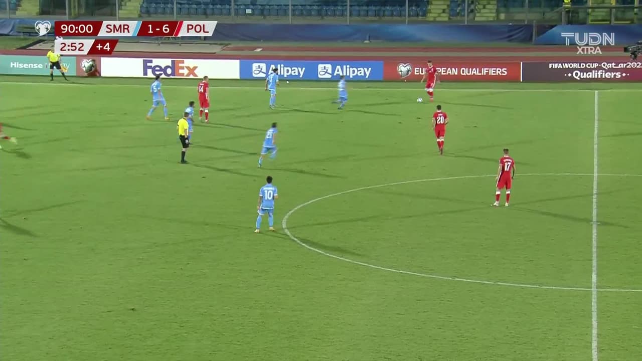 ¡GOL!  anota para Polonia. Adam Buksa