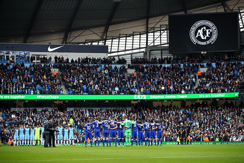 El Manchester City y el Chelsea también, en la Premier League, previo a su juego guardaron un minuto de silencio.